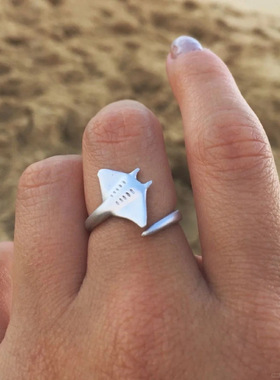 2025新款海洋生物蝠鲼魔鬼鱼开口可调节戒指动物首饰高端可调节。