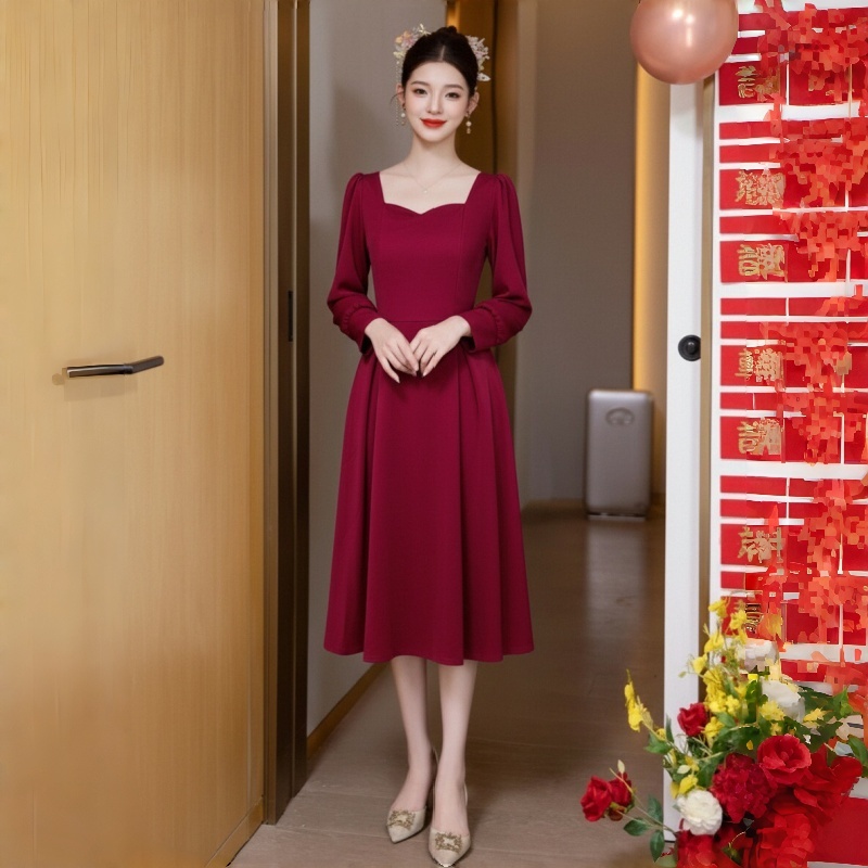 2026年订婚礼服高级感红色长袖敬酒服新娘宴会气质回门便装中长裙 - 图1