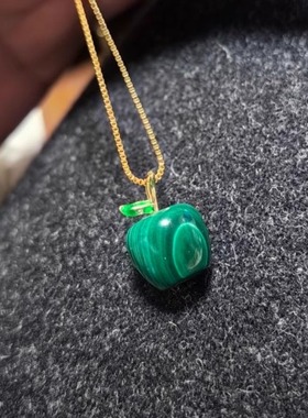 孔雀石苹果吊坠项链女款轻奢小众设计感锁骨链2025新款爆款颈链