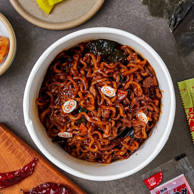 Nongshim Little Raccoon Spicy Noodles Bucket Instant Noodles