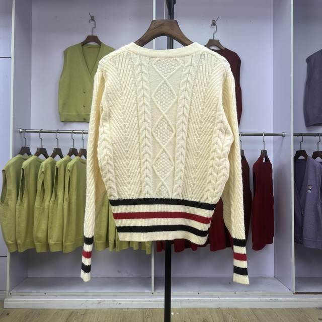 924 Autumn and winter V-neck knitted jacket rhombus twisted sweater thickened college style gentle temperament long-sleeved top