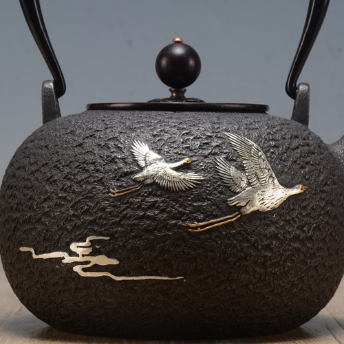 龟寿堂 祥云瑞鹤日本铁壶 纯手工无涂层砂铁壶煮茶壶 家用烧水壶 - 图0