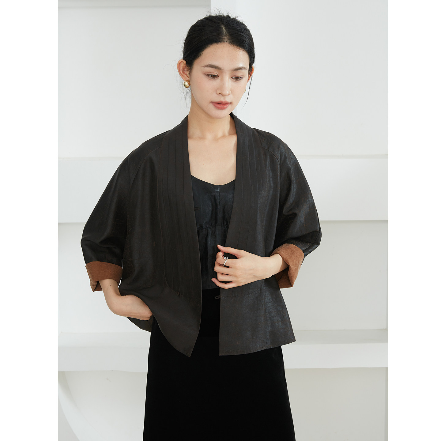 一丝牵 龟纹老料100%桑蚕丝香云纱龟裂纹短外套压褶挽袖真丝开衫,淘宝优惠券,粉丝福利购,淘宝优惠卷