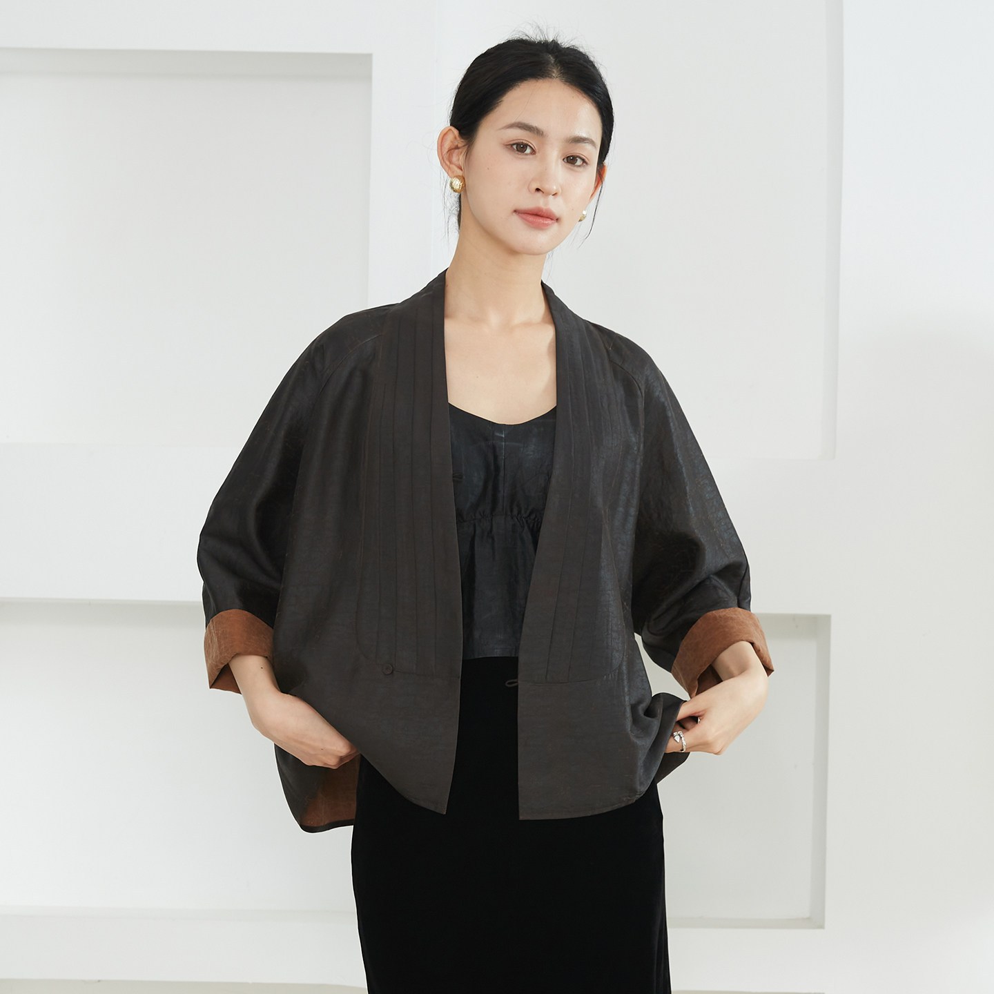 一丝牵 龟纹老料100%桑蚕丝香云纱龟裂纹短外套压褶挽袖真丝开衫,淘宝优惠券,粉丝福利购,淘宝优惠卷