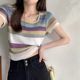 Rainbow Stripe Square Neck ເສື້ອທີເຊີດແຂນສັ້ນຂອງແມ່ຍິງບ່າຂວາ