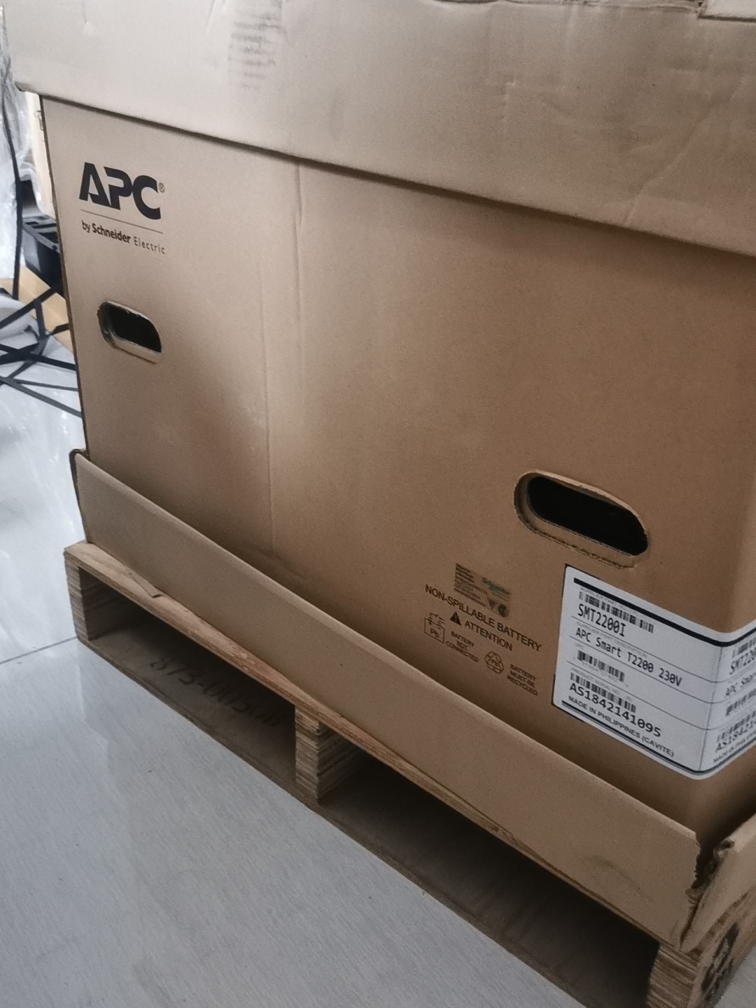 UPS电源APC SMT2200I全新进口货原包装UPS一台全新原装拍前请询价 - 图0