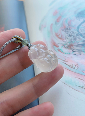 天然高冰白玉髓貔貅吊坠