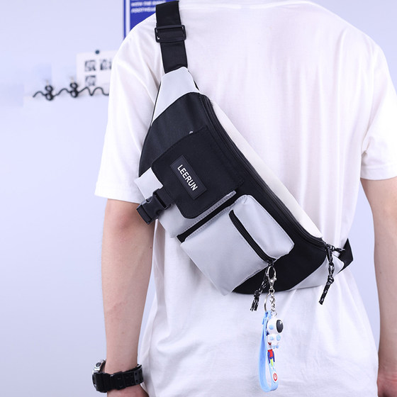 Wow! So pretty! Go for this trendy cross-shoulder bag