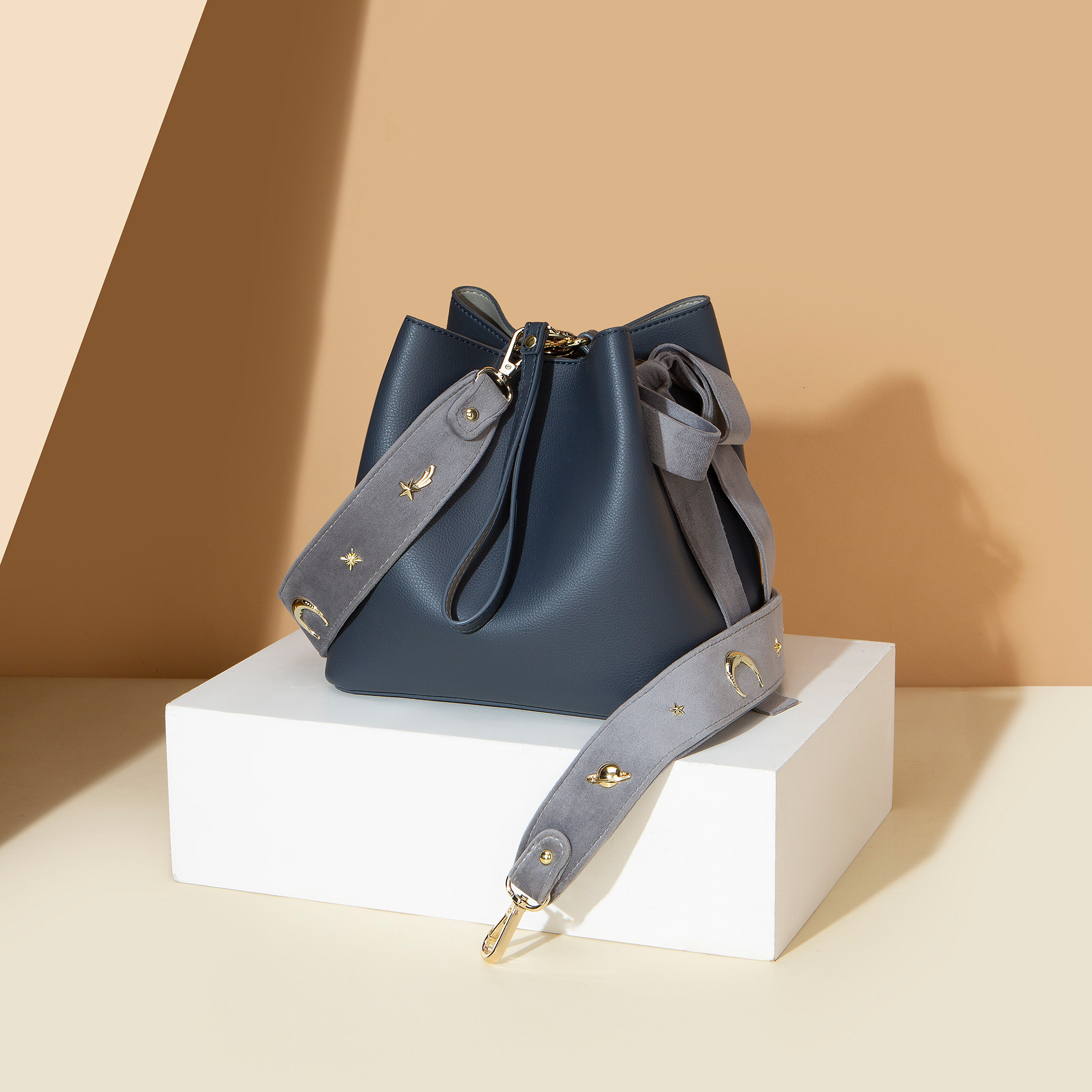 宽肩带女2020新款潮女单肩风水桶包 acezwin女士包袋