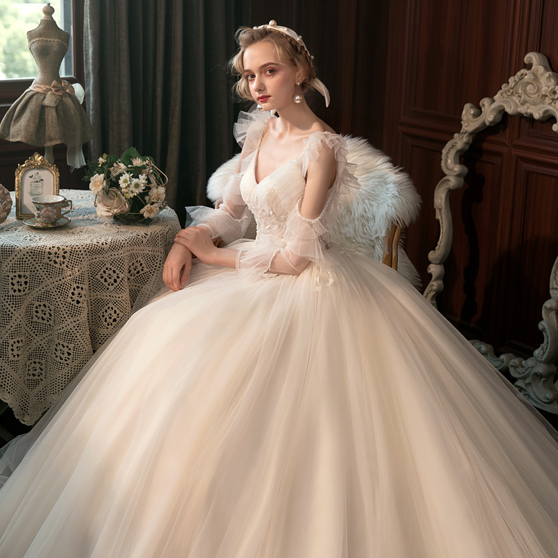 French main wedding dress 2021 Summer new simple court long sleeves, thin princess puffy skirt, wedding dress out, net red French main wedding dress 2021 Summer new simple court long sleeves, thin princess puffy skirt, wedding dress out, net red