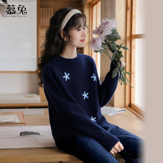 慕兔甜美花朵刺绣短款毛衣女2025冬季新款小个子圆领长袖针织上衣