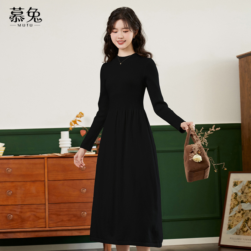 慕兔配大衣长袖针织连衣裙女秋季2025新款高级感内搭毛衣打底长裙 - 图0