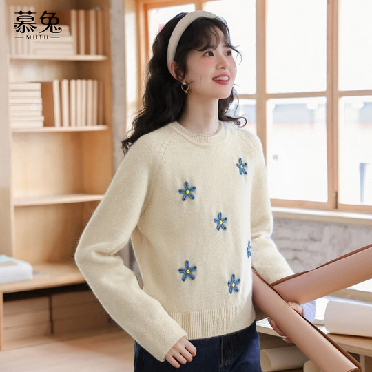 慕兔甜美花朵刺绣短款毛衣女2025冬季新款小个子圆领长袖针织上衣