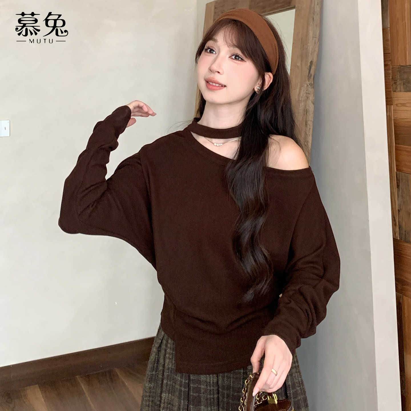 慕兔复古纯欲挂脖斜领长袖t恤女2025冬季新款气质不规则掐腰上衣,淘宝优惠券,粉丝福利购,淘宝优惠卷