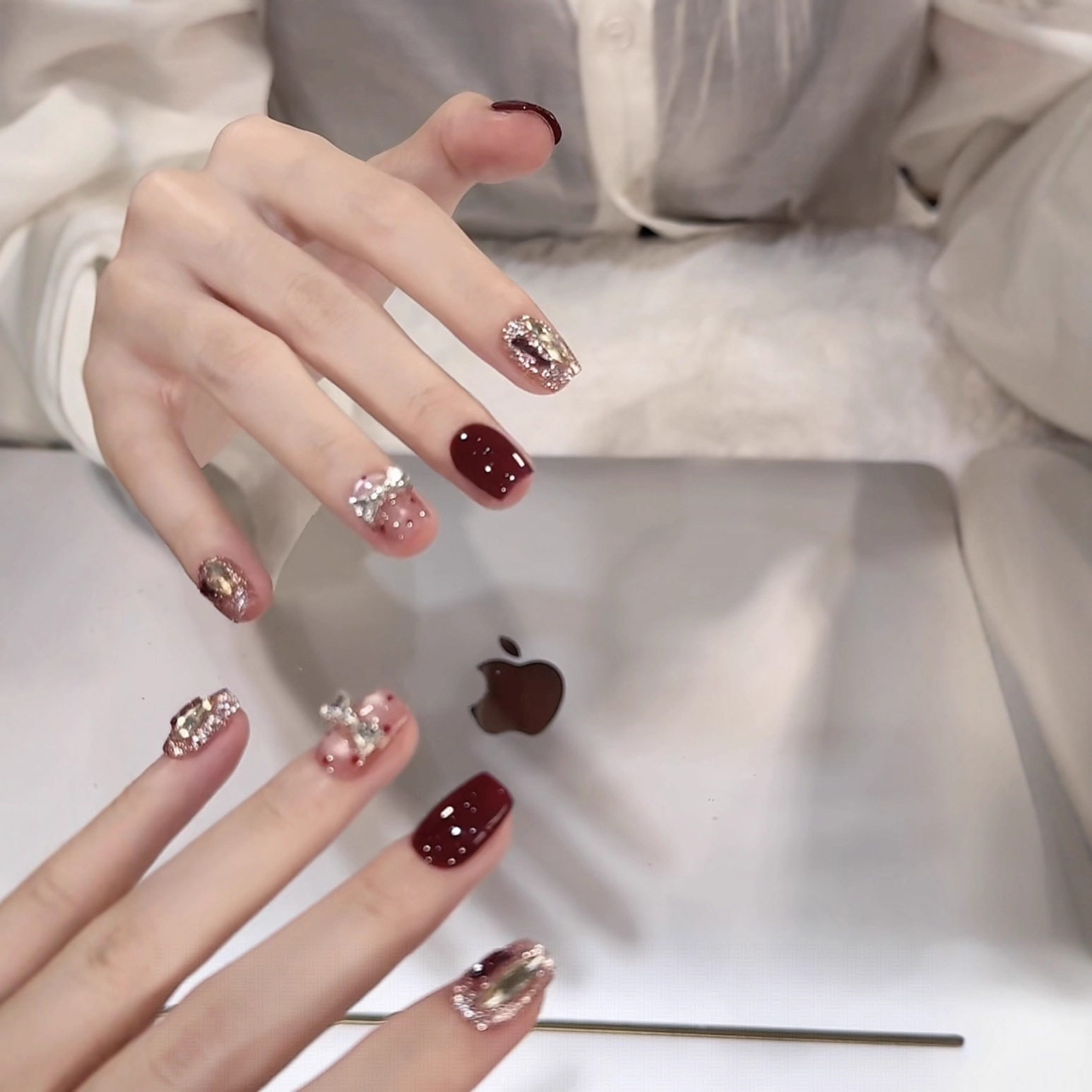 【甜梦千金】秋冬纯手工穿戴甲酒红色波点猫眼高级显白美甲贴短款 - 图0