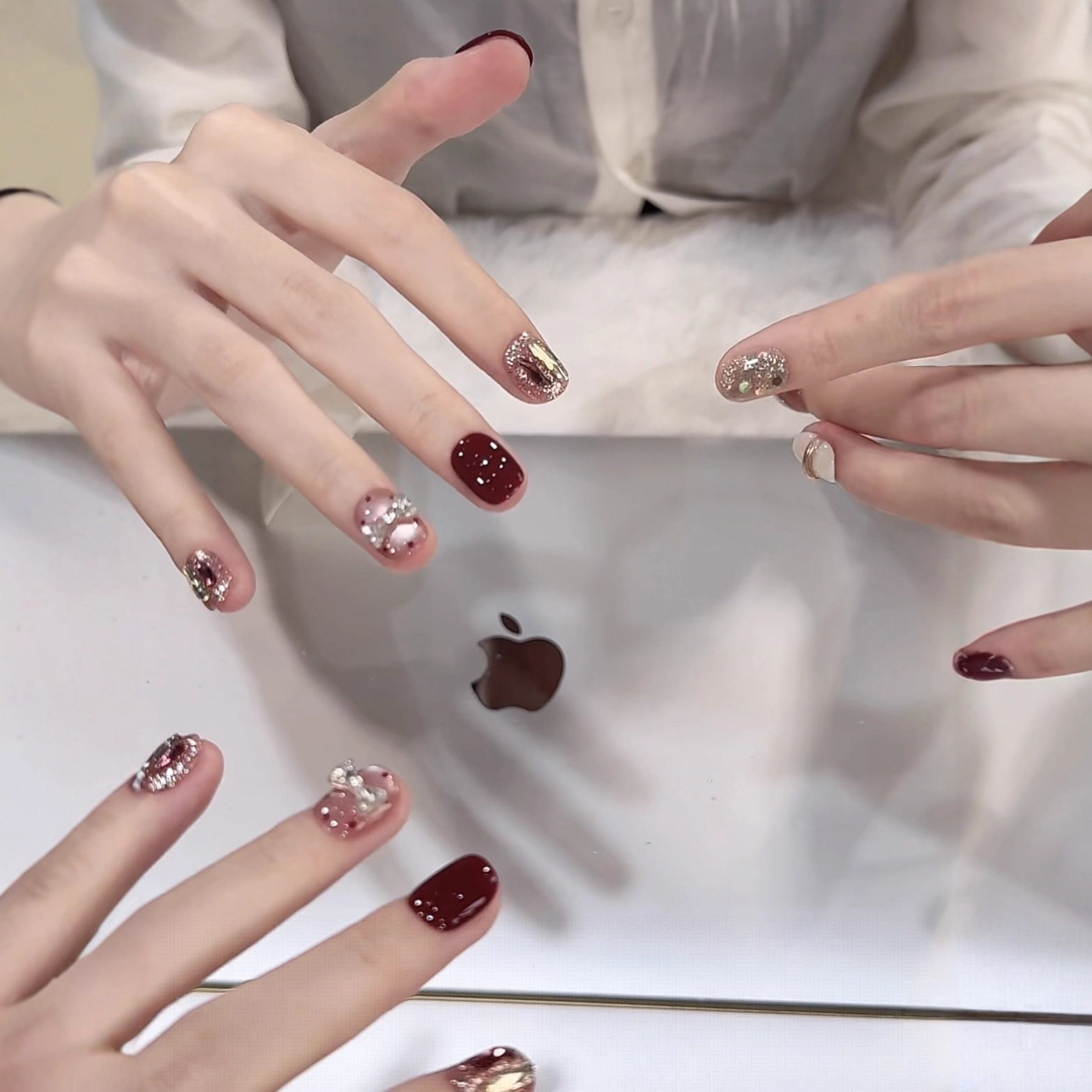 【甜梦千金】秋冬纯手工穿戴甲酒红色波点猫眼高级显白美甲贴短款 - 图1