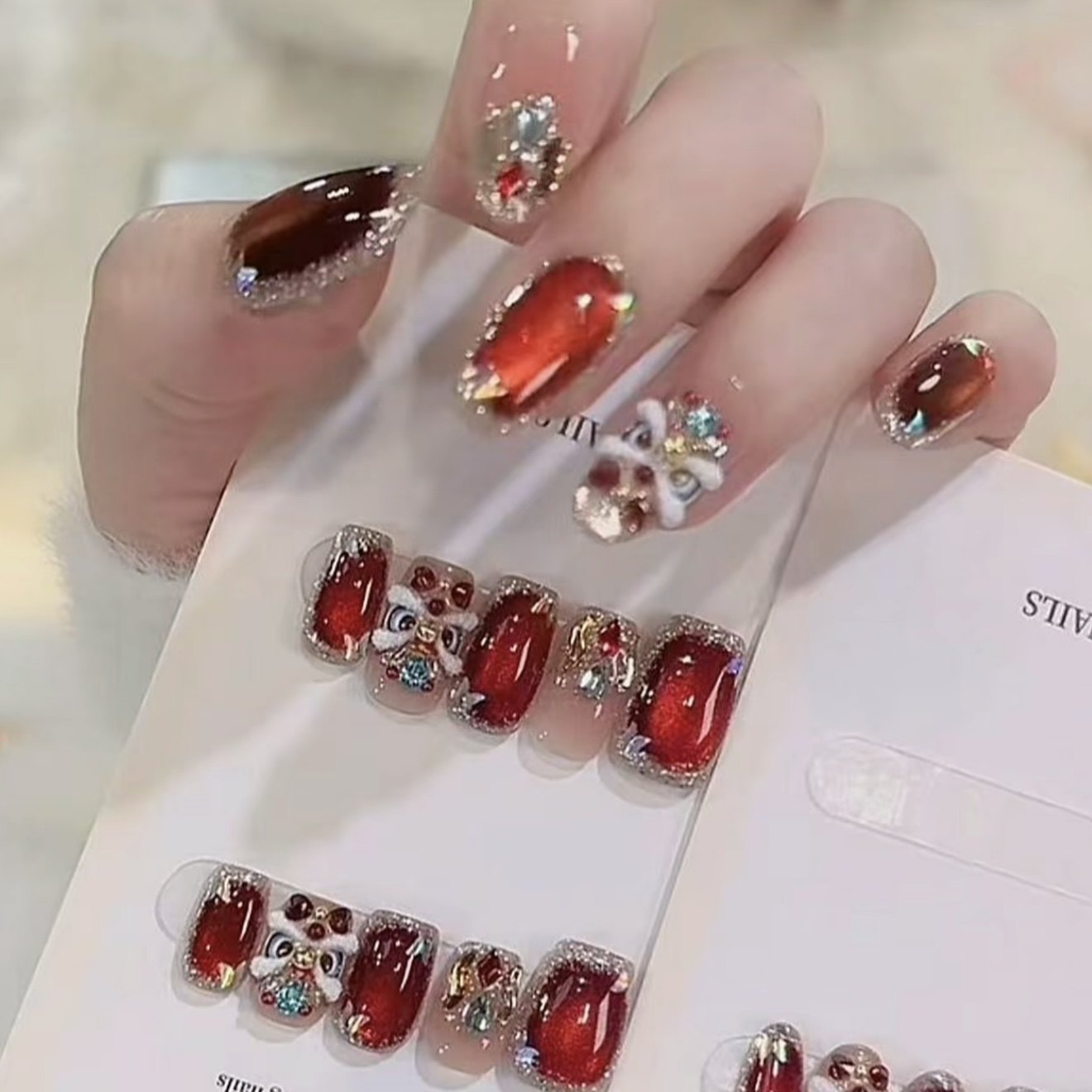 【万事大吉】新年纯手工醒狮穿戴甲红色猫眼碎钻高级感显白美甲贴,淘宝优惠券,粉丝福利购,淘宝优惠卷