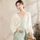 ເສື້ອຢືດເສື້ອຍືດຄໍ V-neck ແບບແຫ່ງຊາດທີ່ມີແຂນ bat ວ່າງ 2026 ລະດູໃບໄມ້ປົ່ງແລະລະດູຮ້ອນປົກປ້ອງແສງແດດຂອງຜູ້ຍິງແຂນເກົ້າໄຕມາດ embroidered chiffon