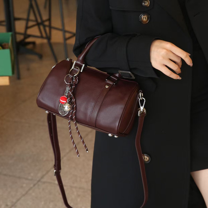 2025秋冬新款真皮休闲斜挎手提包纯牛皮大容量波士顿枕头包女百搭,淘宝优惠券,粉丝福利购,淘宝优惠卷