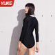Yuke ຊຸດລອຍນ້ຳແຂນຍາວ ສີຂາວດຳ ແລະ ຜືນດຽວ ປົກປ້ອງແສງແດດ ແລະ ແຫ້ງໄວ
