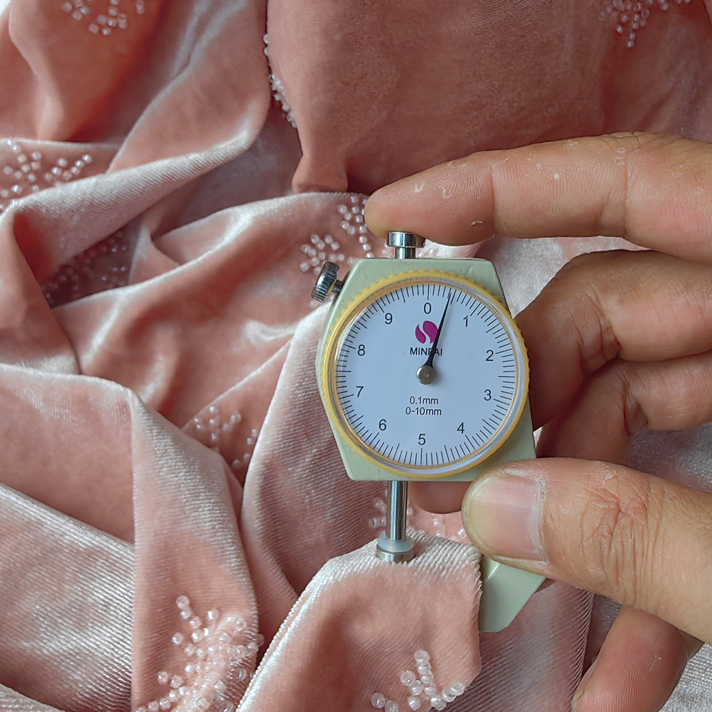 原创高档金丝绒钉珠雪花布料弹力韩国绒礼服面料手工重磅旗袍服装,淘宝优惠券,粉丝福利购,淘宝优惠卷