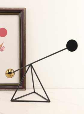 现代简约黑色几何铁艺轻奢轻奢平衡客厅酒柜电视柜家居艺术摆件