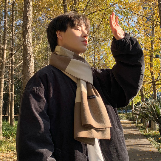 Autumn and winter atmospheric matching scarves for your boyfriend