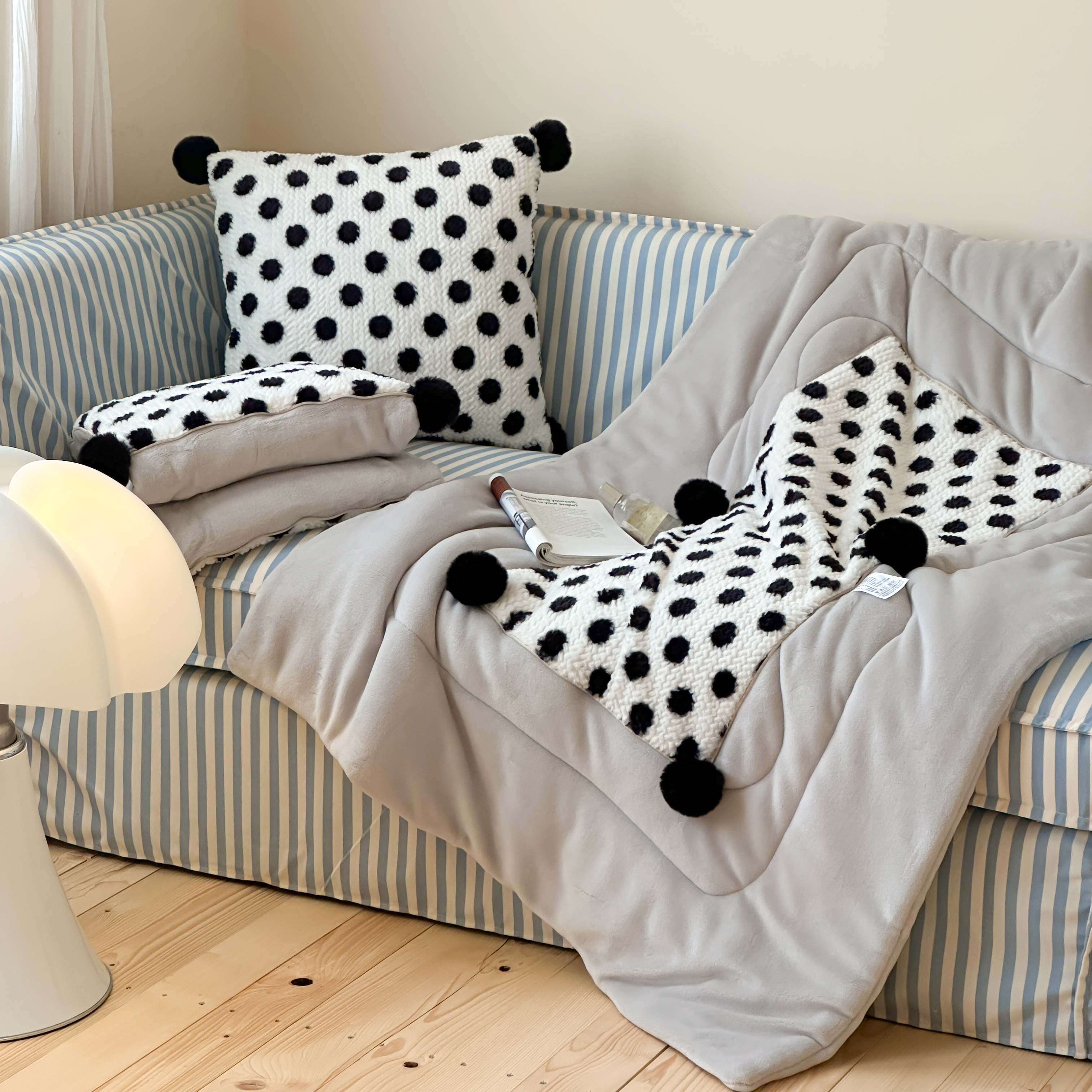 冬季毛绒抱枕被子二合一两用办公室午睡加厚折叠靠垫毯汽车靠枕被 - 图2