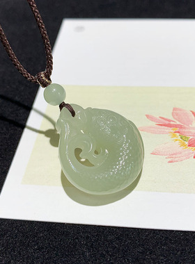 天然和田玉含钱晴水锦鲤鱼吊坠