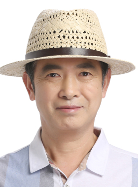 草帽中年老人爸爸手工编织帽子