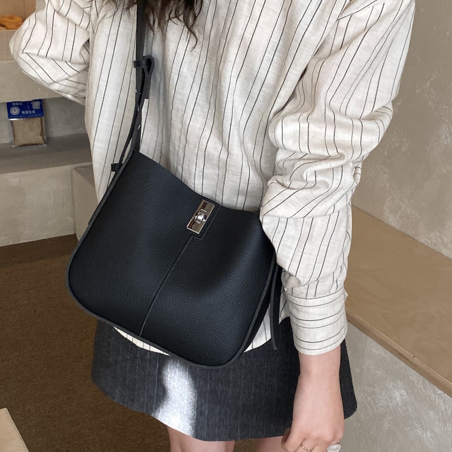 【有小包】大象灰荔枝纹水桶包单肩斜挎包2026新款百搭上班通勤包,淘宝优惠券,粉丝福利购,淘宝优惠卷