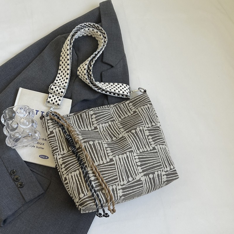 咖啡色宽肩带格子大容量斜挎包布包2025新款潮时尚百搭托特包女,淘宝优惠券,粉丝福利购,淘宝优惠卷