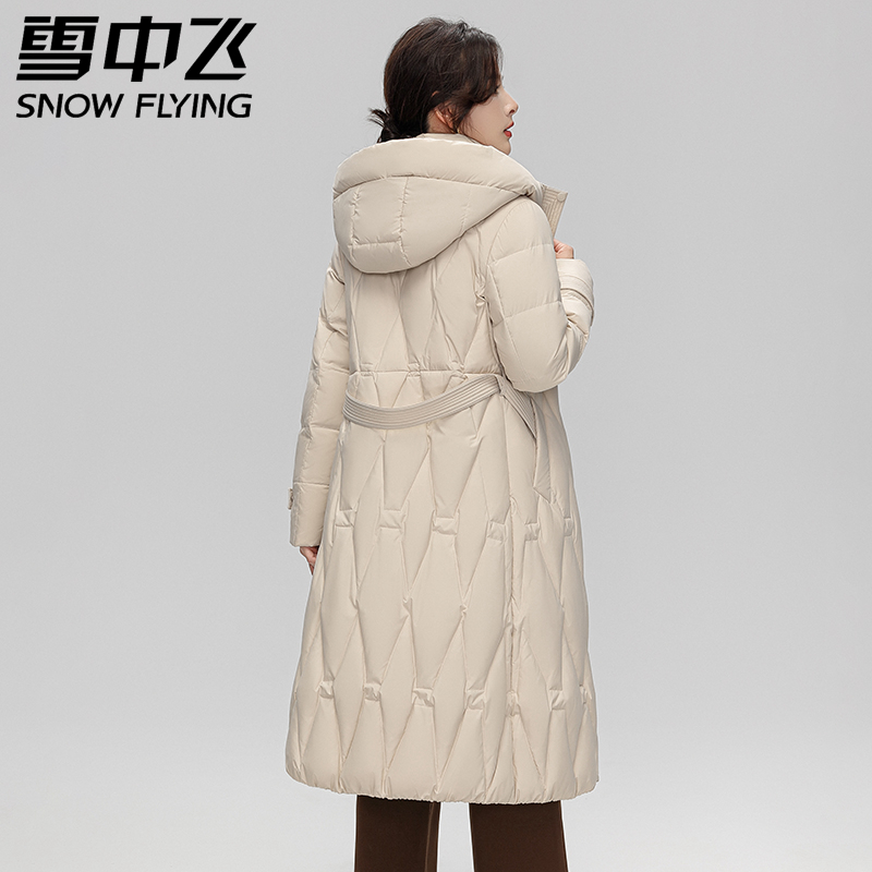 雪中飞羽绒服女款新款冬季长款过膝连帽收腰显瘦时尚休闲外套