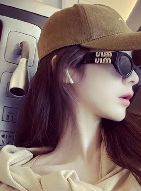 欧美复古黑色窄框凹造型太阳眼镜金属字母腿高级感显瘦新款墨镜