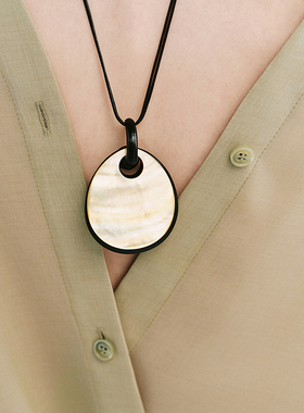 【灵感搭配】AUM噢姆2026年夏季新款撞色设计质感金贝檀木吊坠女