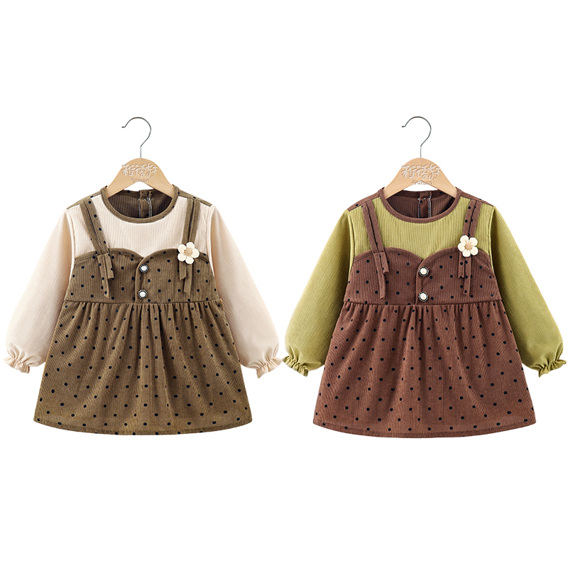 Autumn and winter smocks for baby girls to wear outside in a fashionable style for children to eat