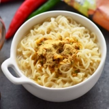 Перед импортом Гонконга, нарезанный нарезанный кубик черного чесночного масла из свиного костяного супа, аромат, жареная лапша, 100 г, фаст -фуд лапши Мгновенная лапша