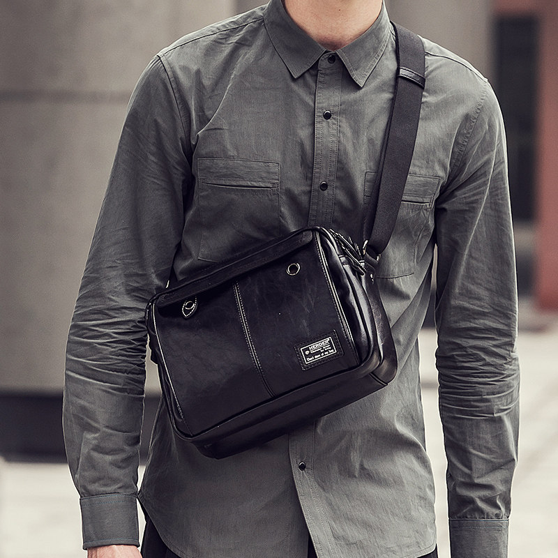 小姐姐一套浅灰主色彩配蓝色袖身颜色磕碰生动又不张扬将休闲、时髦与舒适完美结合