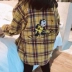 Cô gái sandal kẻ sọc màu vàng 2019 quần áo mùa thu mới bé trai hoạt hình lớn in áo bf lỏng - Áo sơ mi