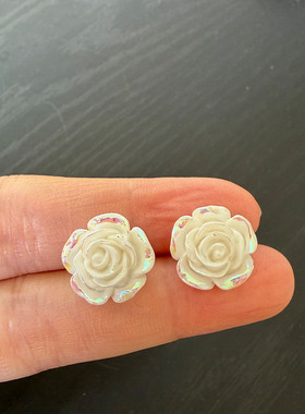 简约清爽白色花朵款女式百搭耳钉
