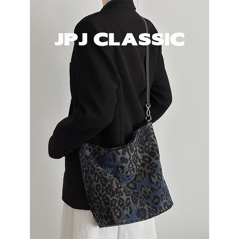 jpjclassic新品牛仔布豹纹水桶包单肩斜挎大容量软包通勤包腋下包,淘宝优惠券,粉丝福利购,淘宝优惠卷