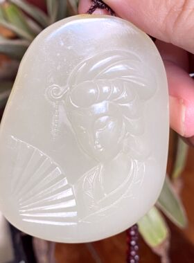 藏珍·新疆和田玉白玉闪青满皮籽料美人牌