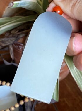 藏珍·新疆和田玉籽料近一级白青花美人牌