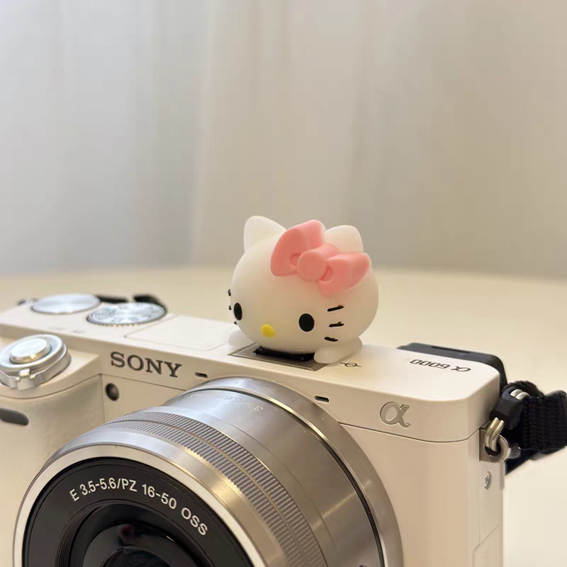 卡通KT猫 适用索尼ZVE10二代热靴盖硅胶A6700 A6400 A7R5防尘盖A7 - 图2