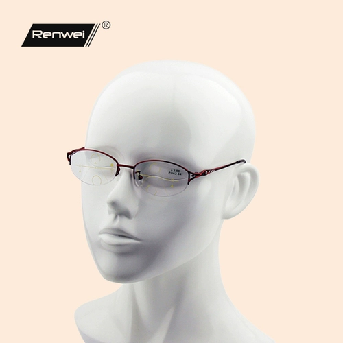 Посмотрите на старое цветочное зеркало приезжающей к карьеру, глаза женщины постепенно носят старые цветы, старые цветы не головокружительны.