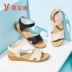 Giày nữ Yier Khang 2019 mùa hè mới bằng da thật nêm thoải mái đế bằng đáy giày trung niên - Sandal