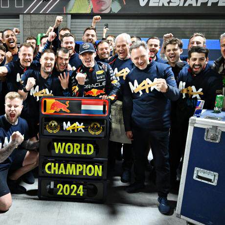 Spot 1 18 Spark Red Bull RB20 Verstappen Las Vegas Four Crowns 2024 car model