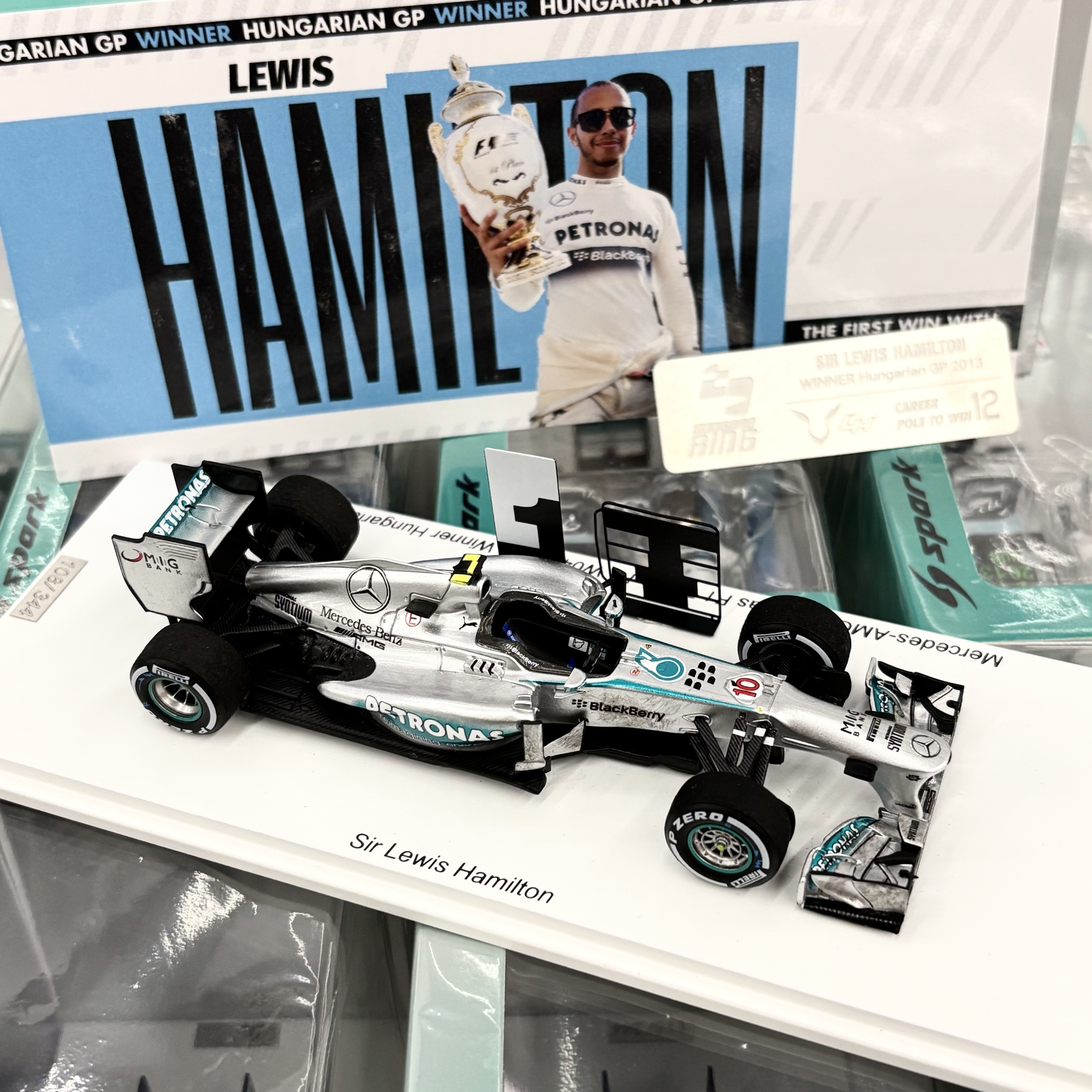 1:43 SPARK 2013奔驰W04匈牙利F1夺冠汉密尔顿首胜人偶特注版车模 - 图1