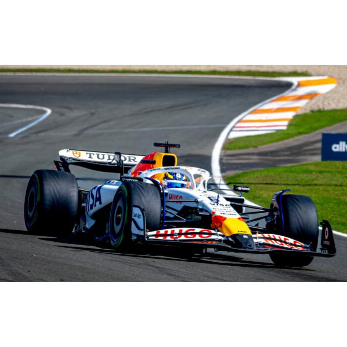 预1:18/43 SPARK 小红牛F1哈贾尔2025荷兰大奖赛第三名车模 - 图2