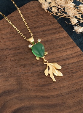 直播货源民族风配饰复古沙金锦鲤鱼项链镶嵌祖母绿玉髓项饰